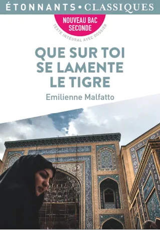 Couverture du livre &quotQue sur toi se lamente le tigre" d'Emilienne Malfatto. Photo d'une jeune femme voilée devant un bâtiment ornementé.