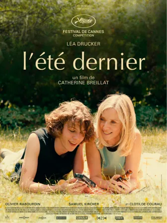 Affiche du film L'été dernier de Catherine Breillat : deux femmes, allongées dans l'herbe, regardent un téléphone. Sélection officielle Cannes 2023.