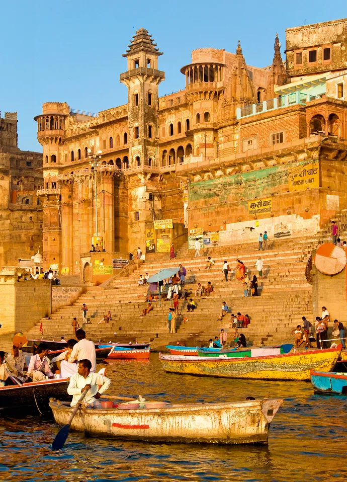 Photographie Varanasi, Inde. Bâtiments ocre sur les ghats du Gange. Bateaux et personnes.