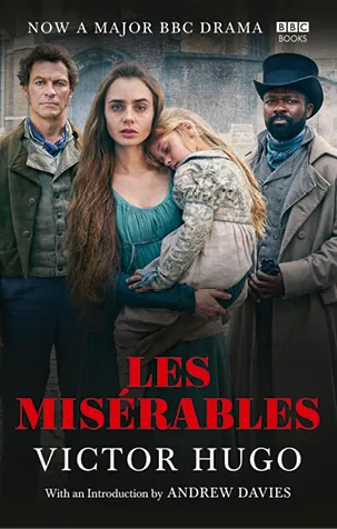 Couverture de l'adaptation BBC des Misérables de Victor Hugo. Une femme tient un enfant, entourée de trois autres personnages.
