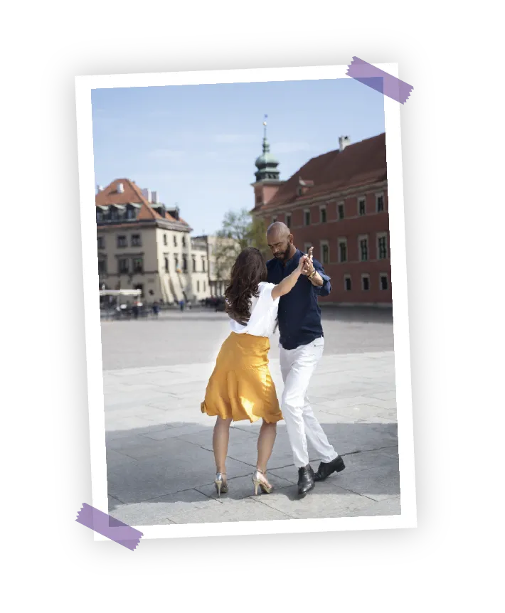 Pareja bailando bachata en una plaza