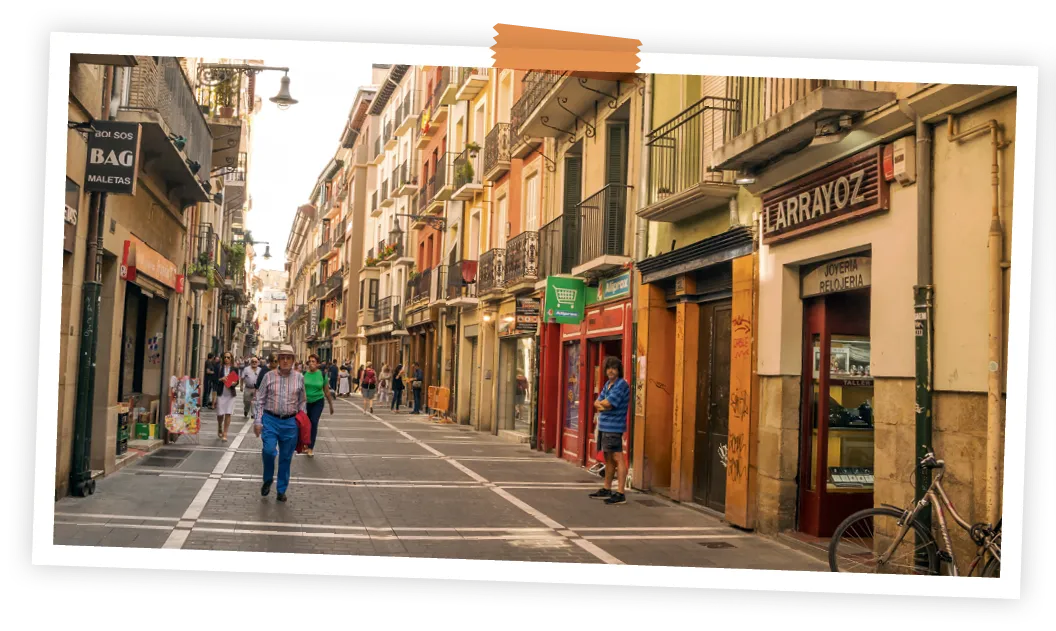 Imagen 1: Calle de Pamplona antes de Sanfermines con tiendas como BOLSOS BAG MALETAS, LARRAYOZ, JOYERIA RELOJERIA