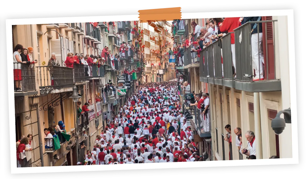 Imagen 2: Calle de Pamplona durante los Sanfermines con mucha gente