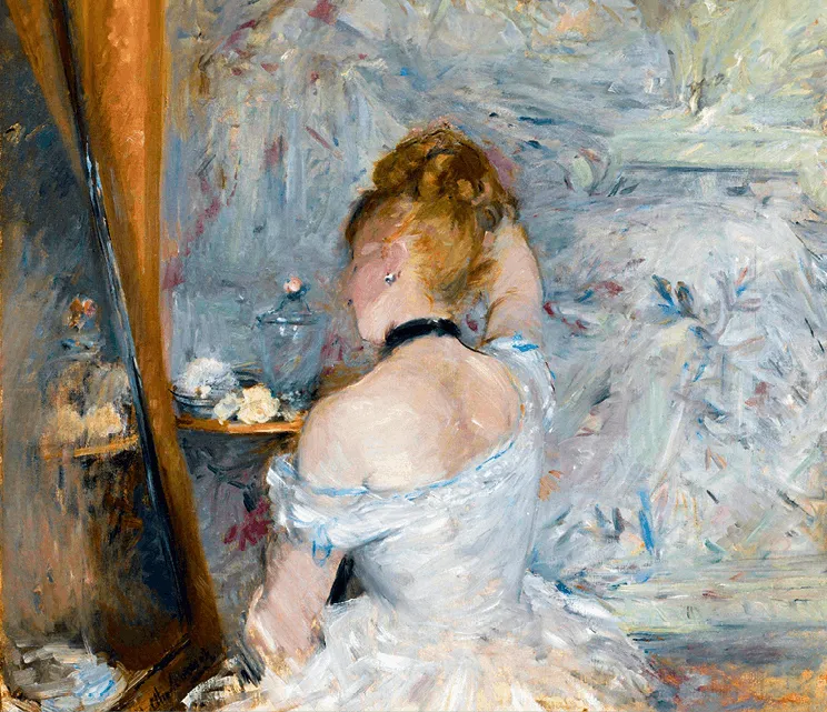 Peinture impressionniste de Berthe Morisot : femme dos à la toile, se préparant près d'une coiffeuse. Style vaporeux, couleurs pastel.