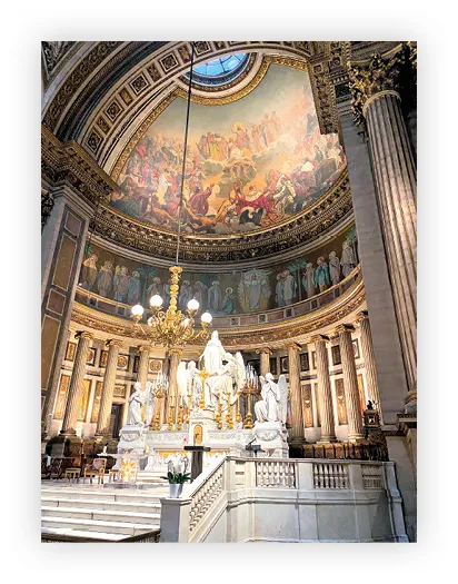 Intérieur de la Madeleine à Paris : autel, statues et coupole peinte.