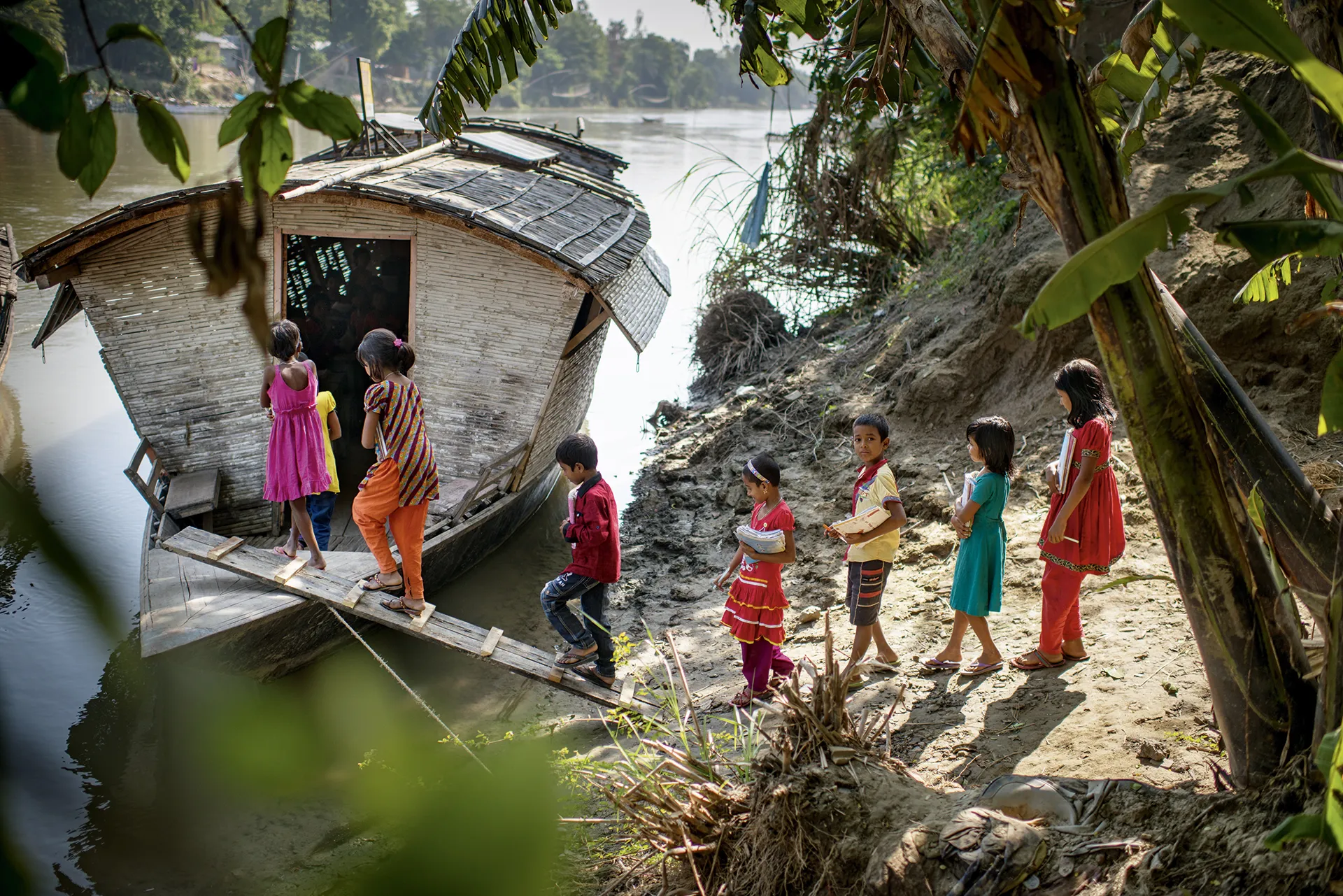 Enfants allant à l'école sur un bateau au Bangladesh