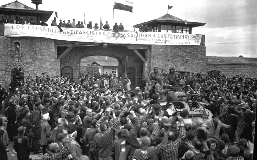 «Los españoles saludan a las fuerzas liberadoras»,
fotografía del campo Mauthausen en Linz, Austria, 1945.