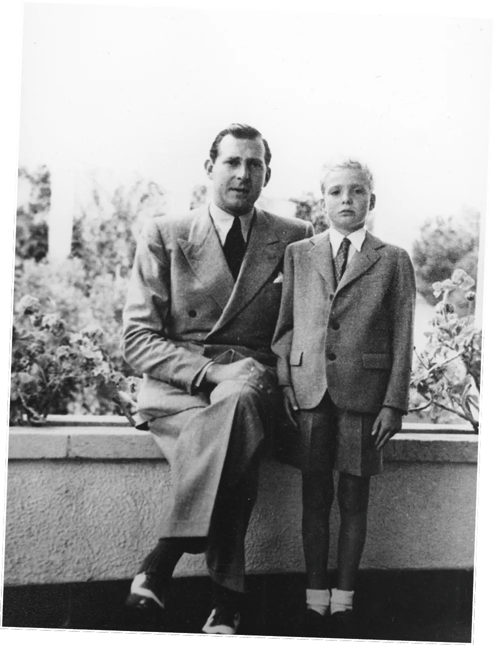 Juan Carlos de Borbón, acompañado de su padre,
el rey Juan de Borbón, en los años 1950.