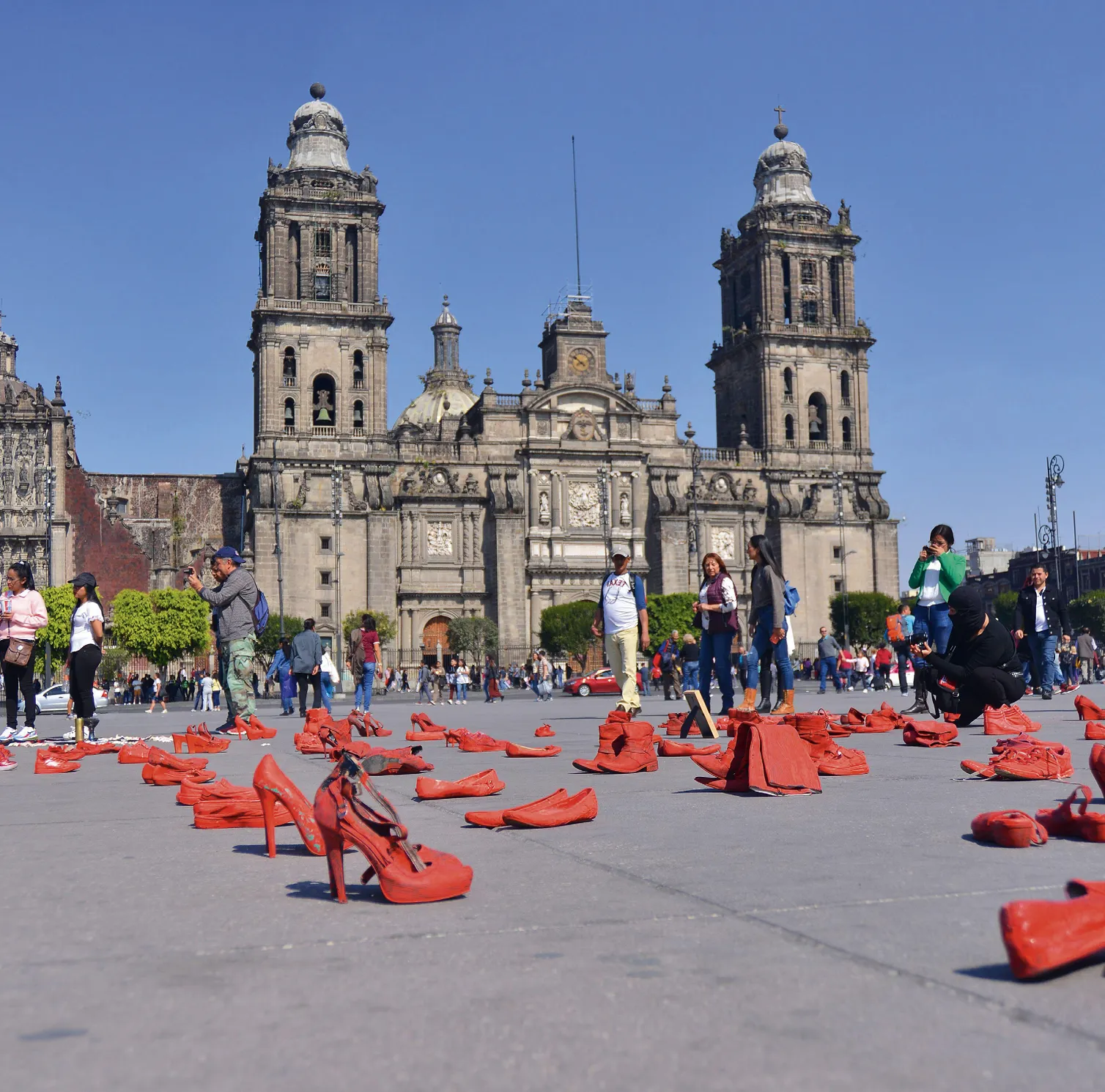 Elina Chauvet, Zapatos rojos, Ciudad de México, 2020.