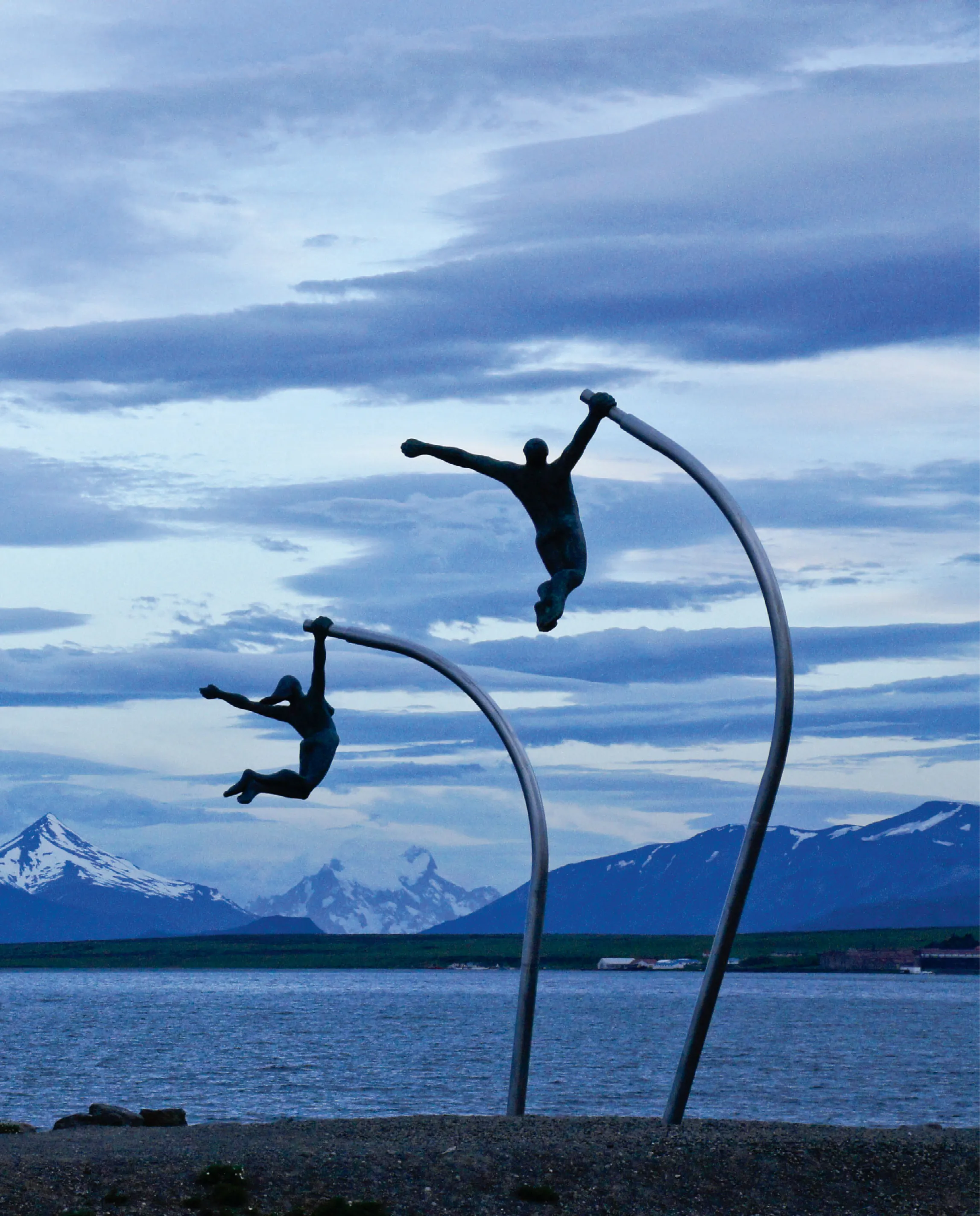 Escultura Amores de viento, Puerto Natales, Chile.
