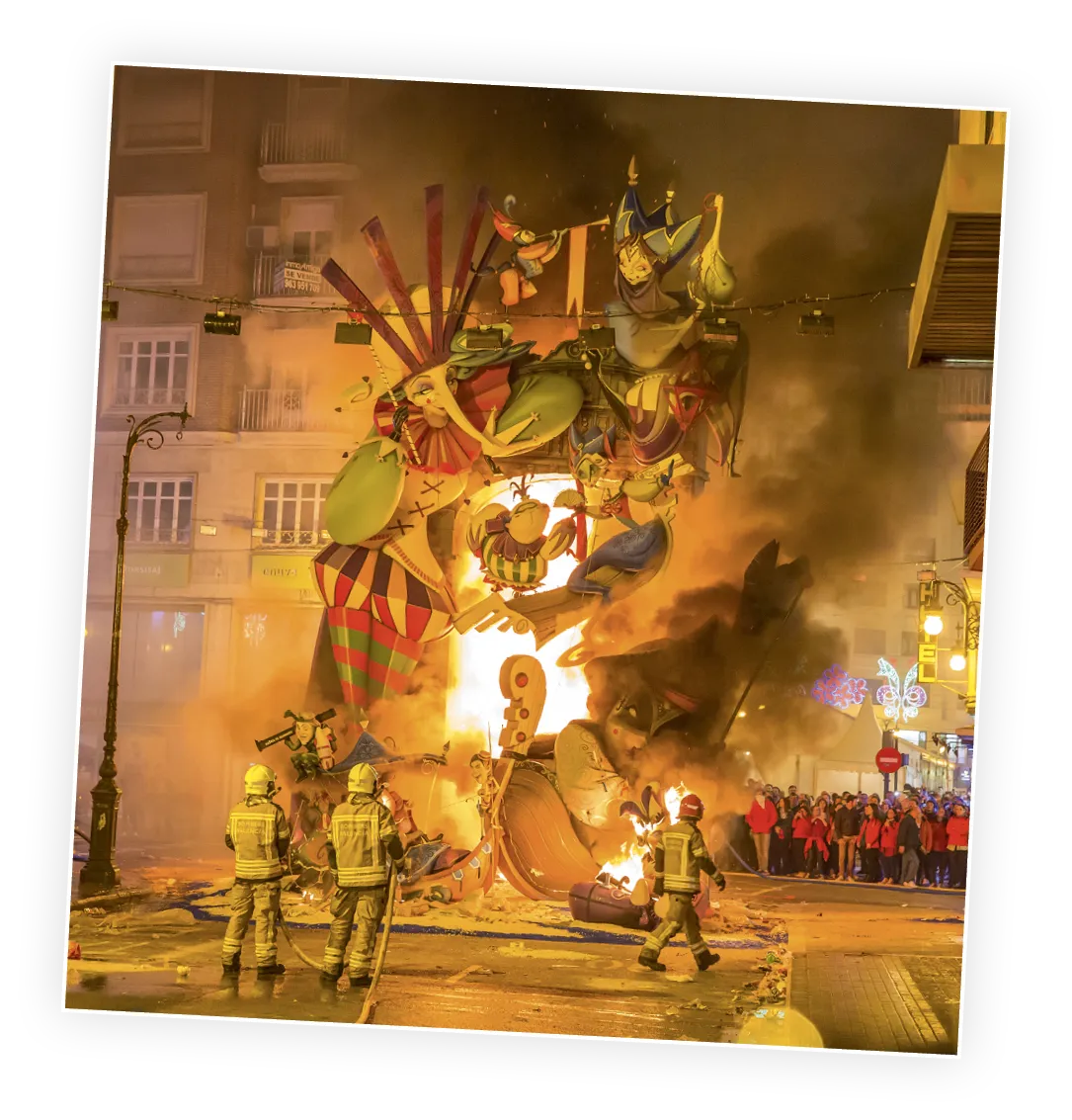 Una falla en flamas, Valencia, 2017.