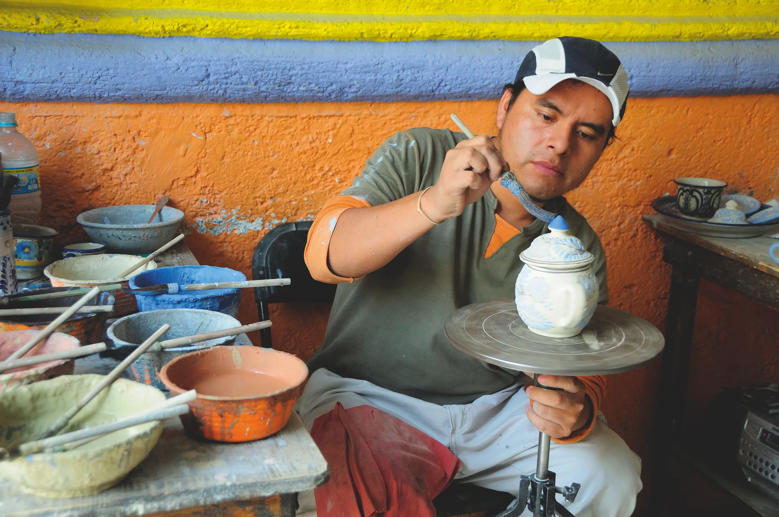 Ceramista creando una cerámica en México.