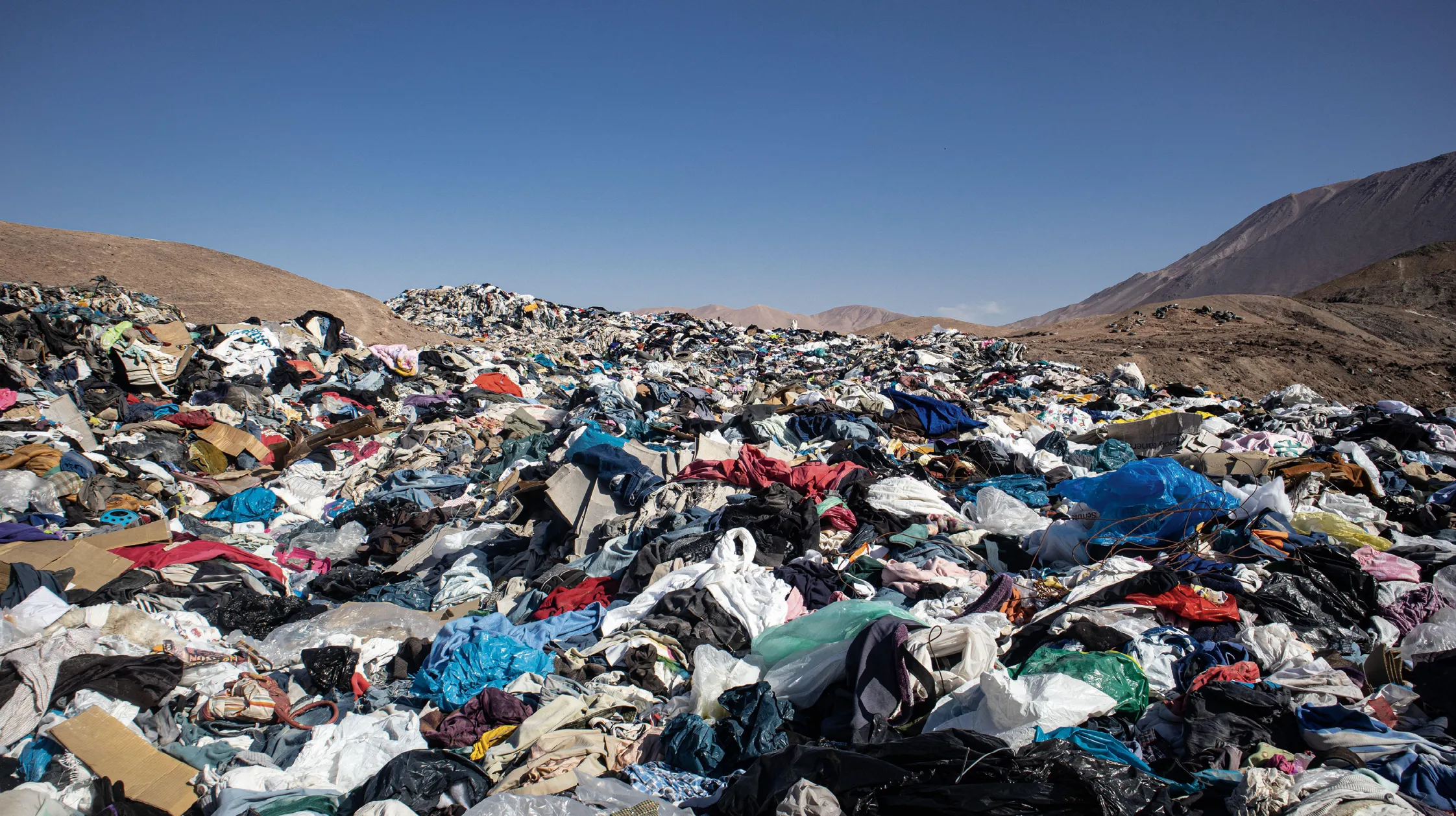 Toneladas de ropa desechada en Alto Hospicio en el desierto de Atacama, 2021.