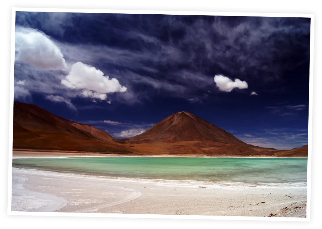 Laguna Verde y volcán Licancabur en la frontera de Bolivia y Chile.