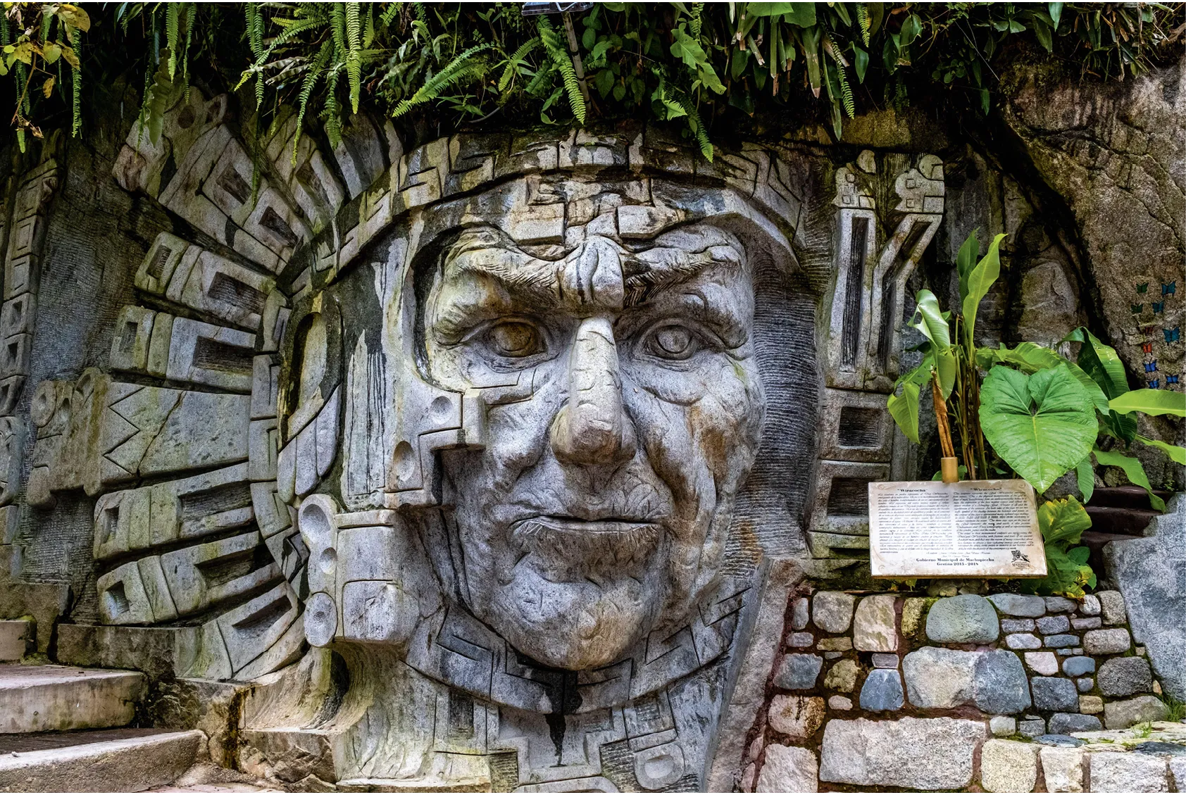 Escultura de piedra del dios Viracocha, Aguas Calientes, Perú.