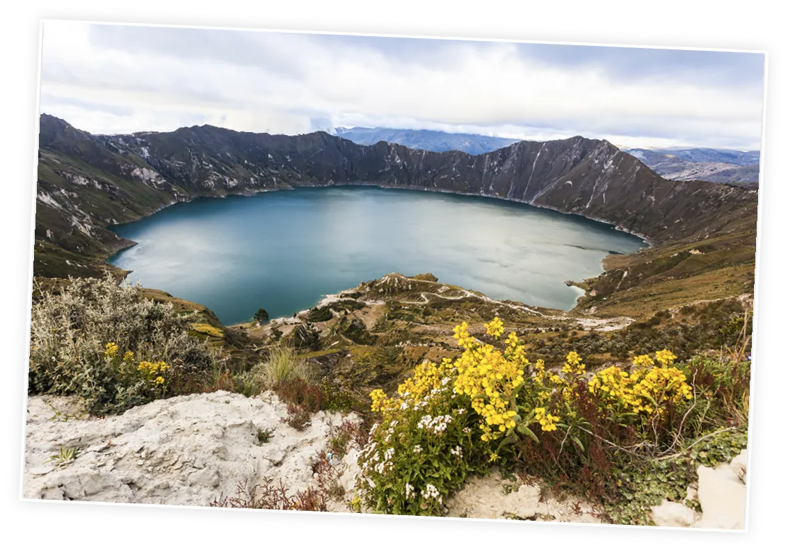 Lago del cráter del Quilotoa en Ecuador.