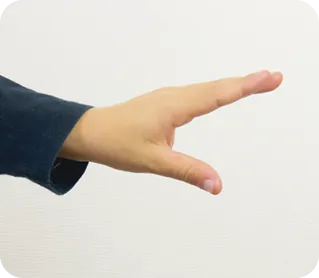 Photographie d'une main droite, doigts écartés, effectuant un geste sur fond blanc.