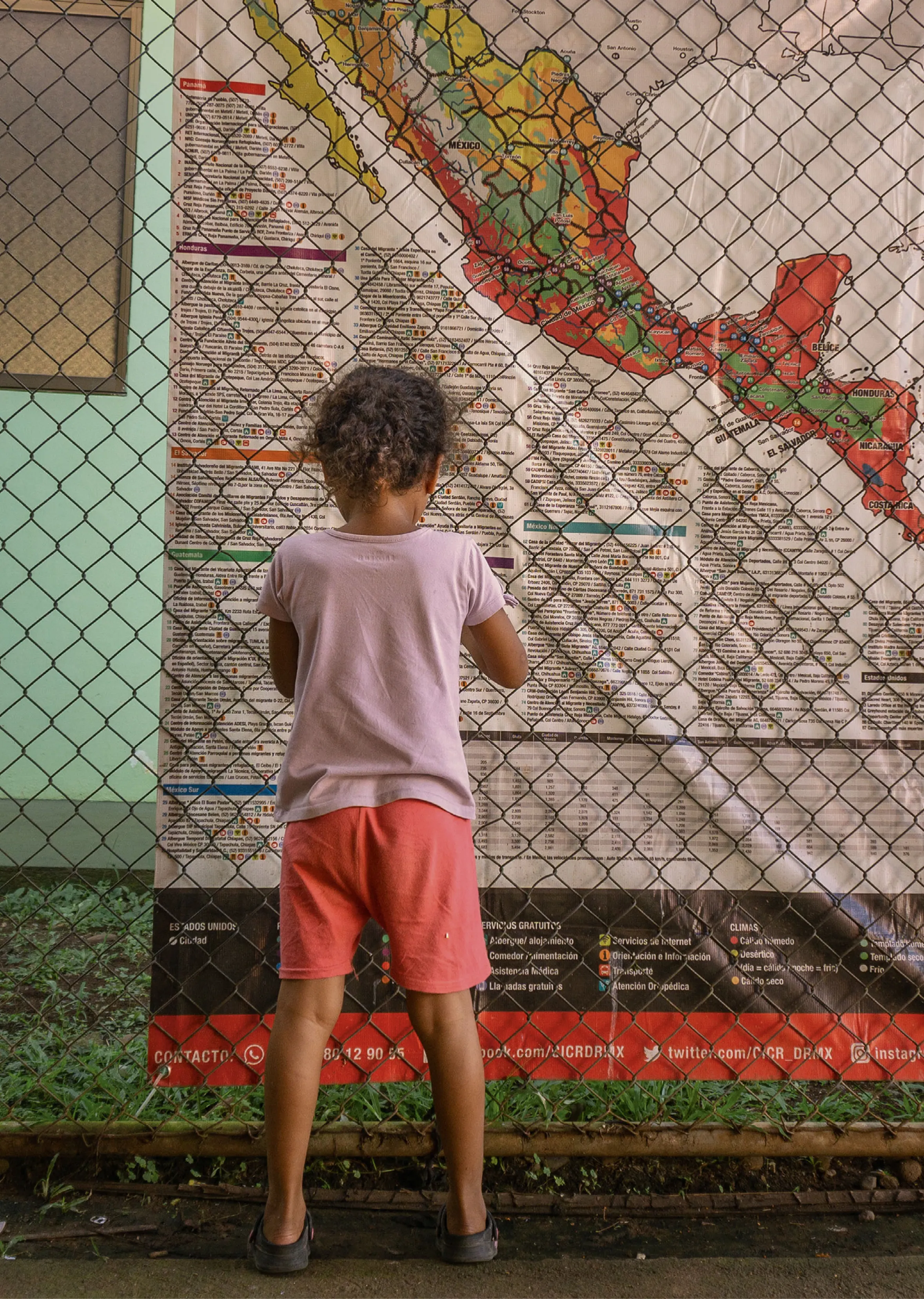 Niña frente a un mapa de las rutas migratorias, Costa Rica, 2024.