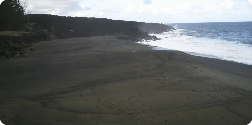 Plage du Tremblet, sable noir et vert (présence
d'un minéral, l'olivine, issu des roches volcaniques)