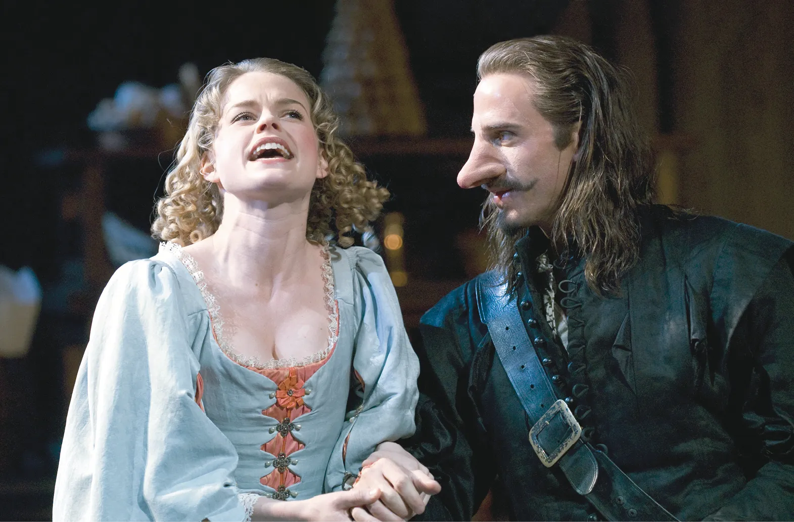 Mise en scène de Trevor Nunn, Festival de Théâtre de Chichester, 2009, avec Joseph Fiennes (Cyrano) et Alice Eve (Roxane).