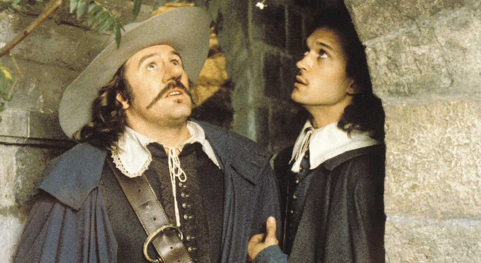 Photogramme du film réalisé par Jean-Paul Rappeneau, 1990, avec Gérard Depardieu (Cyrano) et Vincent Perez (Christian).