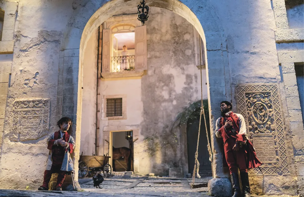 Photogramme du film Cyrano, réalisé par Joe Wright, 2021, avec Peter Dinklage (Cyrano), Haley Bennett (Roxane) et Kelvin Harrison Jr. (Christian)