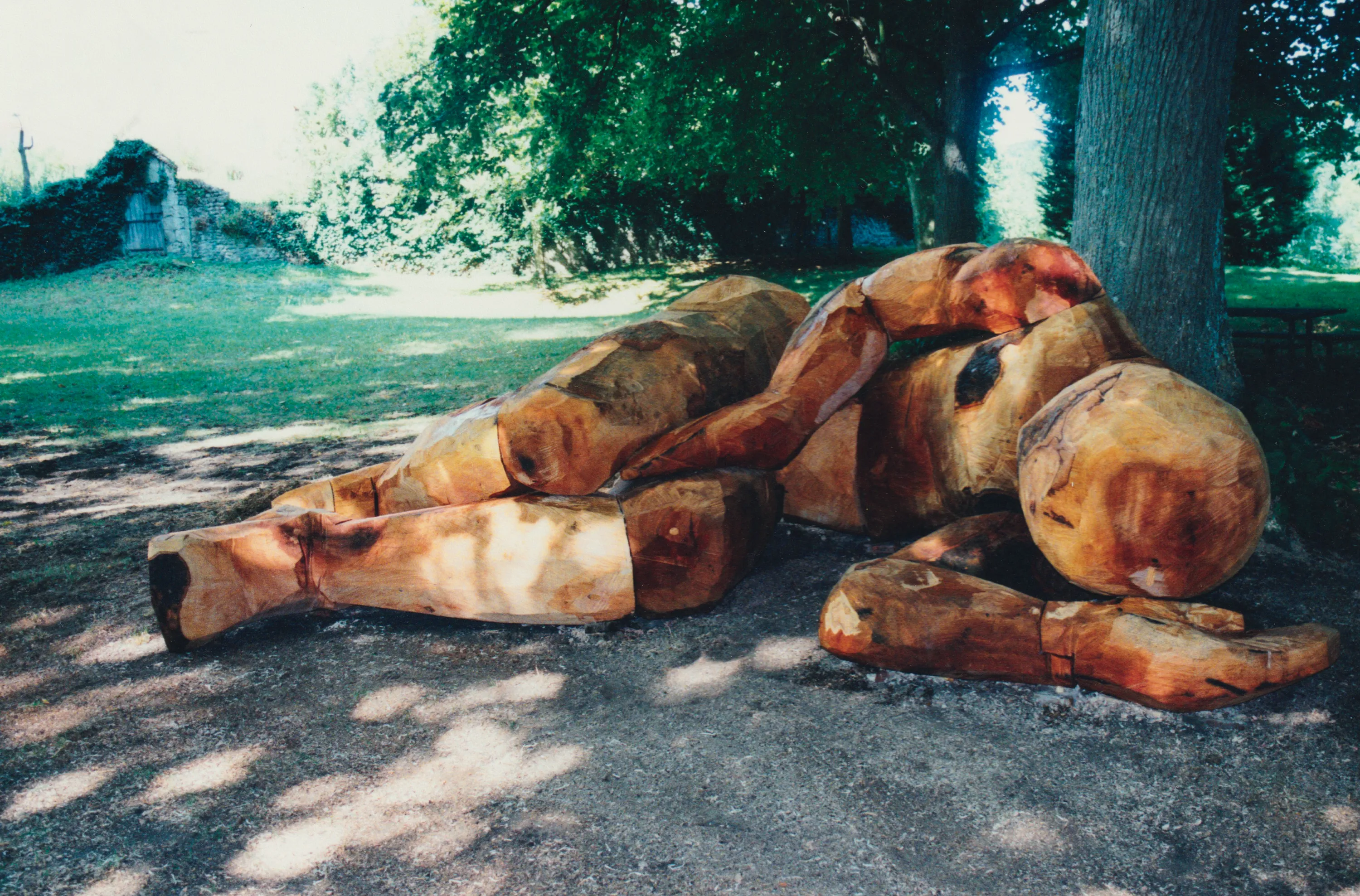 Cyrille André, Le Géant endormi, sculpture en bois, 2001, Verneuil-en-Bourbonnais (Allier).