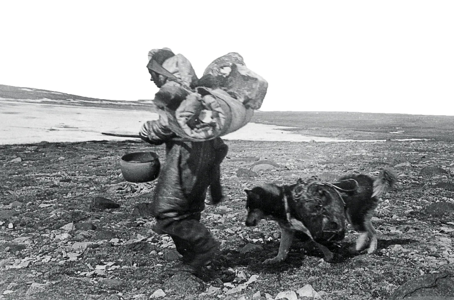 K. G. Chipman, Une femme
à Nunavut partant pêcher
avec son chien, 1915.