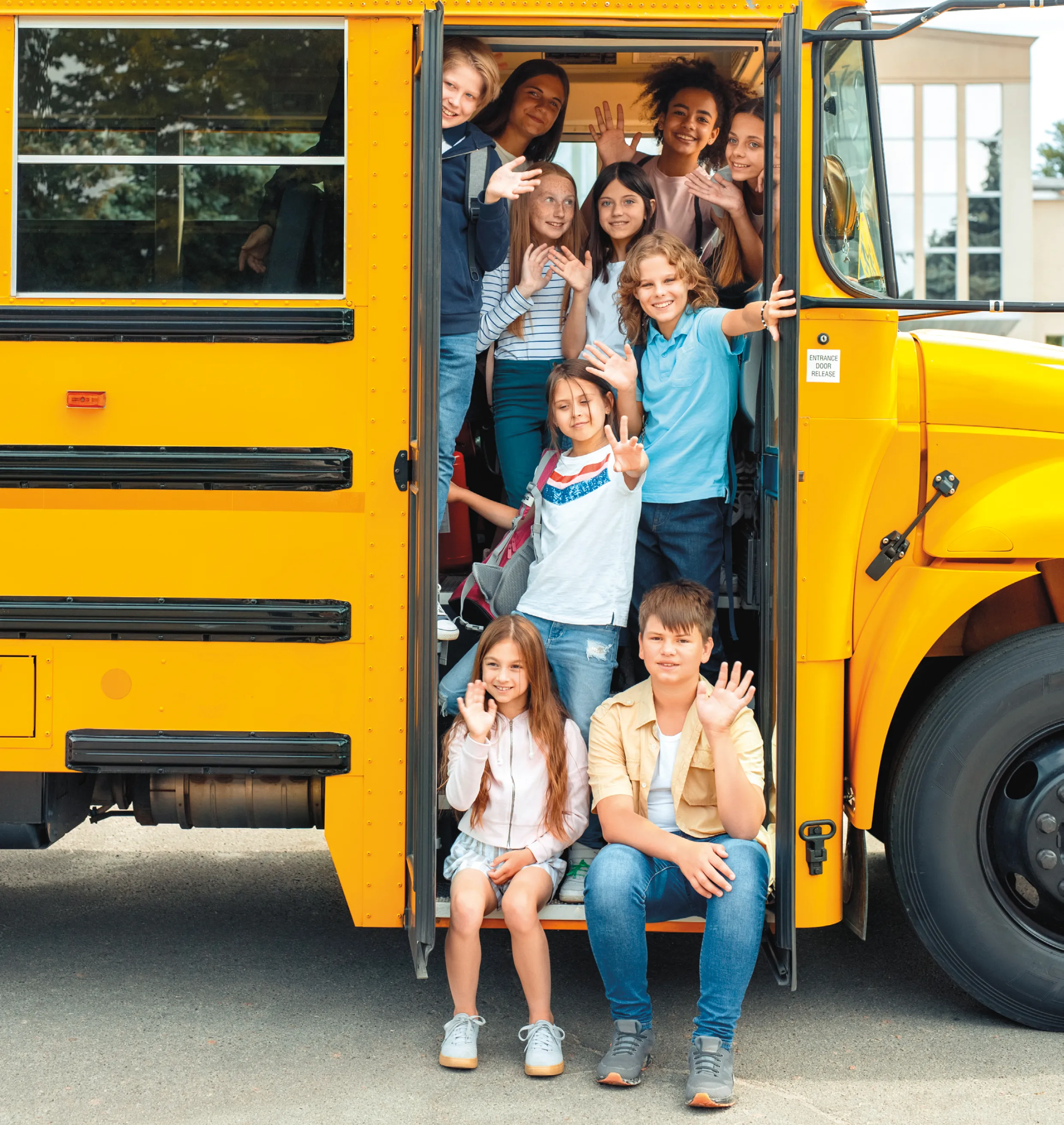 Des enfants devant un bus scolaires