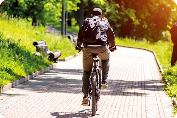 Promenade cycliste sur la piste cyclable du parc de la ville