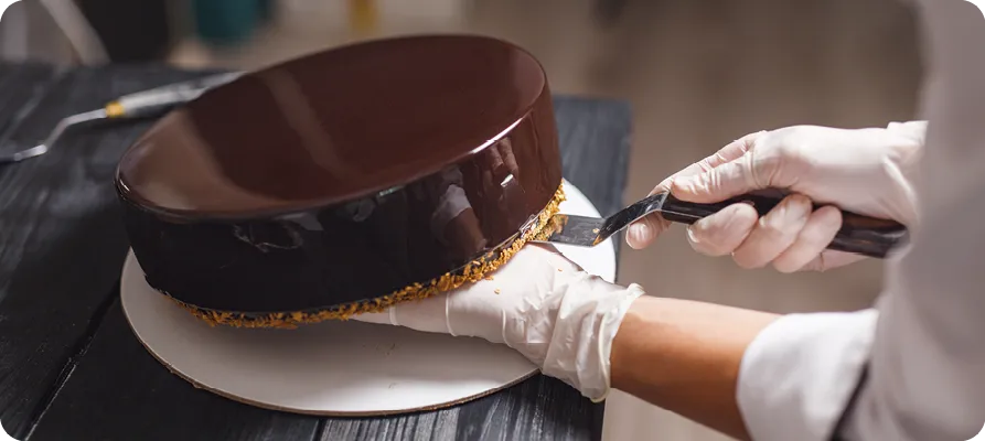préparation de gâteau de glaçage rond recouvert de chocolat