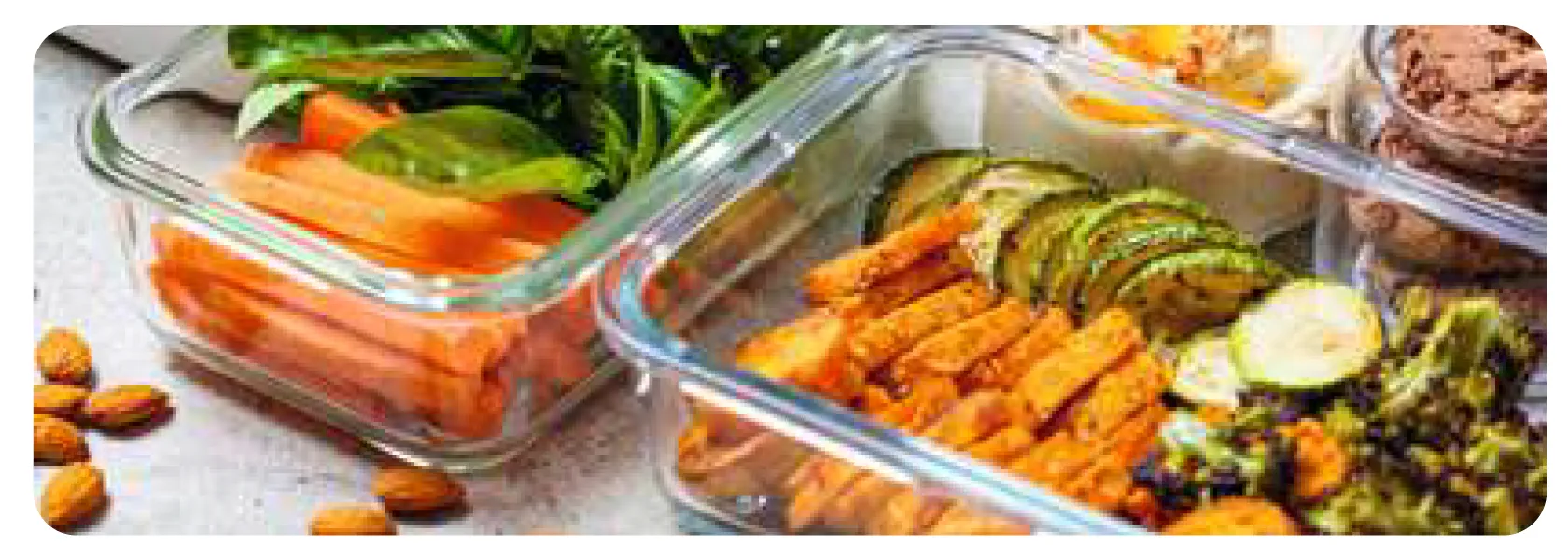 Préparer des repas sains pour la semaine. Végétation et snacks en conteneurs, arrière-plan gris. Cuisine à plat et reposante.