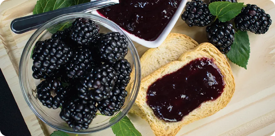 Composition de Blackberry avec du pain dans la table
