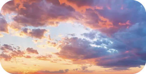 Majestueux fond de ciel au coucher du soleil avec de doux nuages colorés