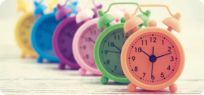 Horloges Colorées Dans La Rangée
