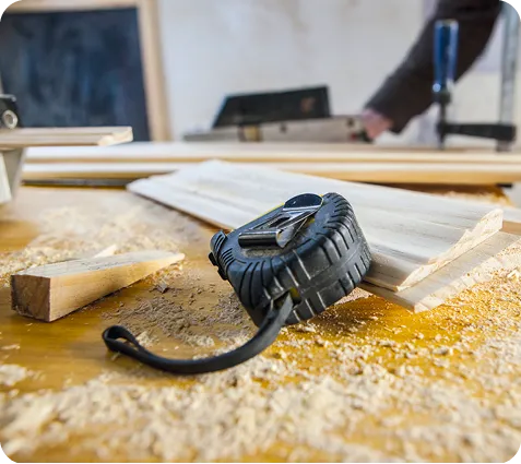 Photographie d'un mètre dans un atelier de bois