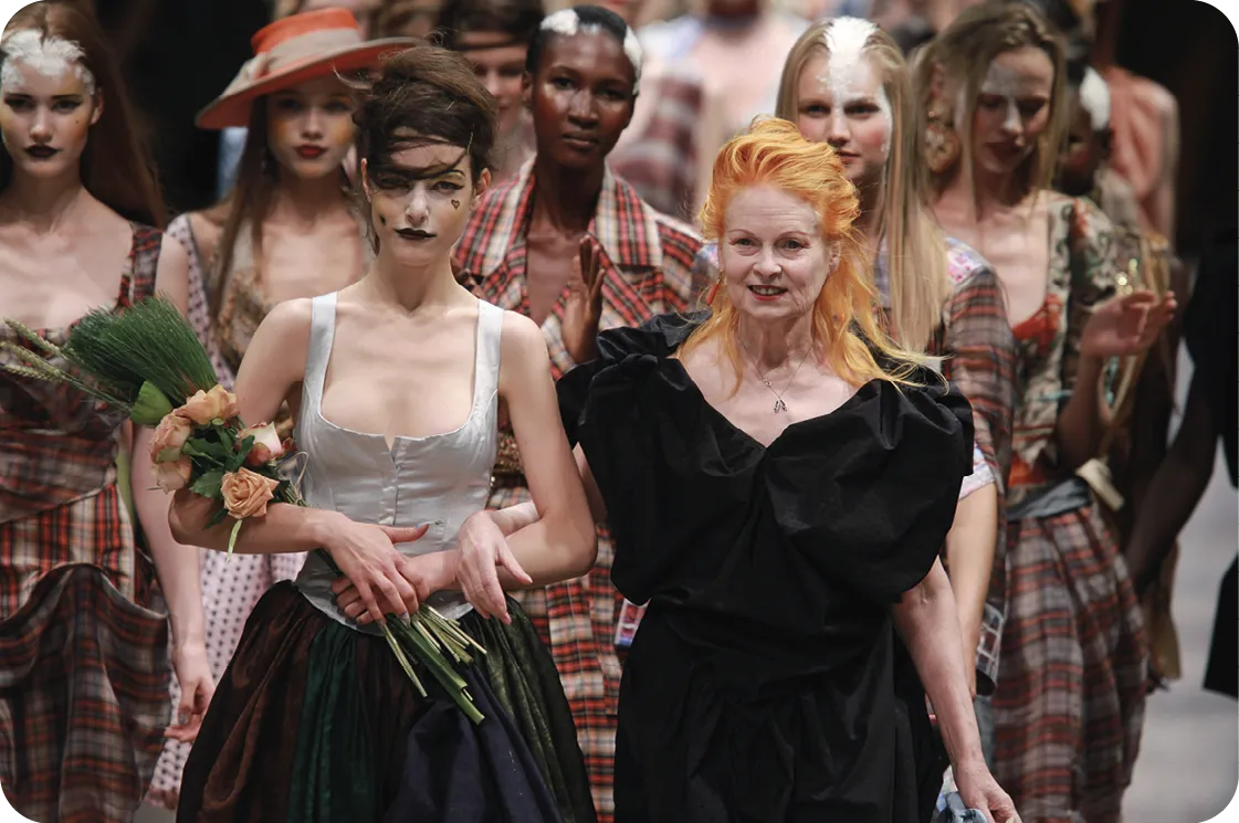 Photo de Vivienne Westwood avec une mannequin.