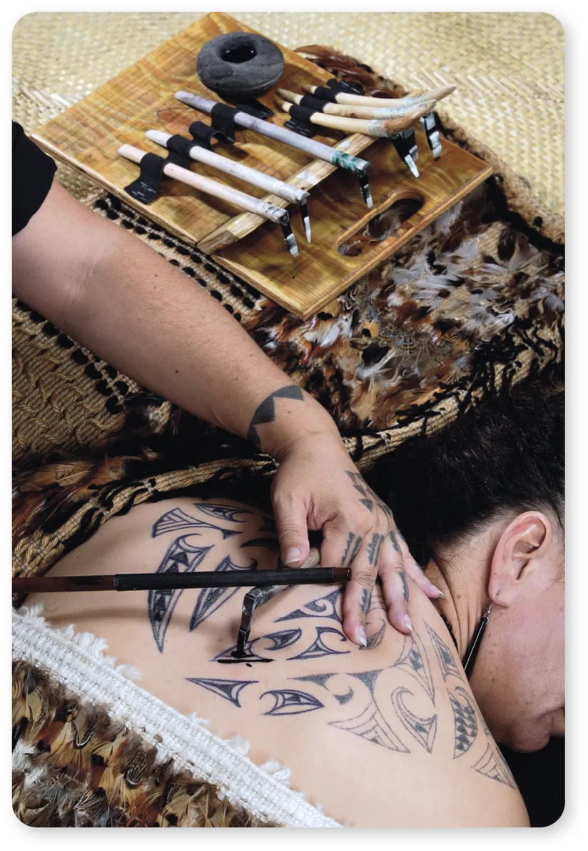 Tā moko réalisé avec des instruments traditionnels.