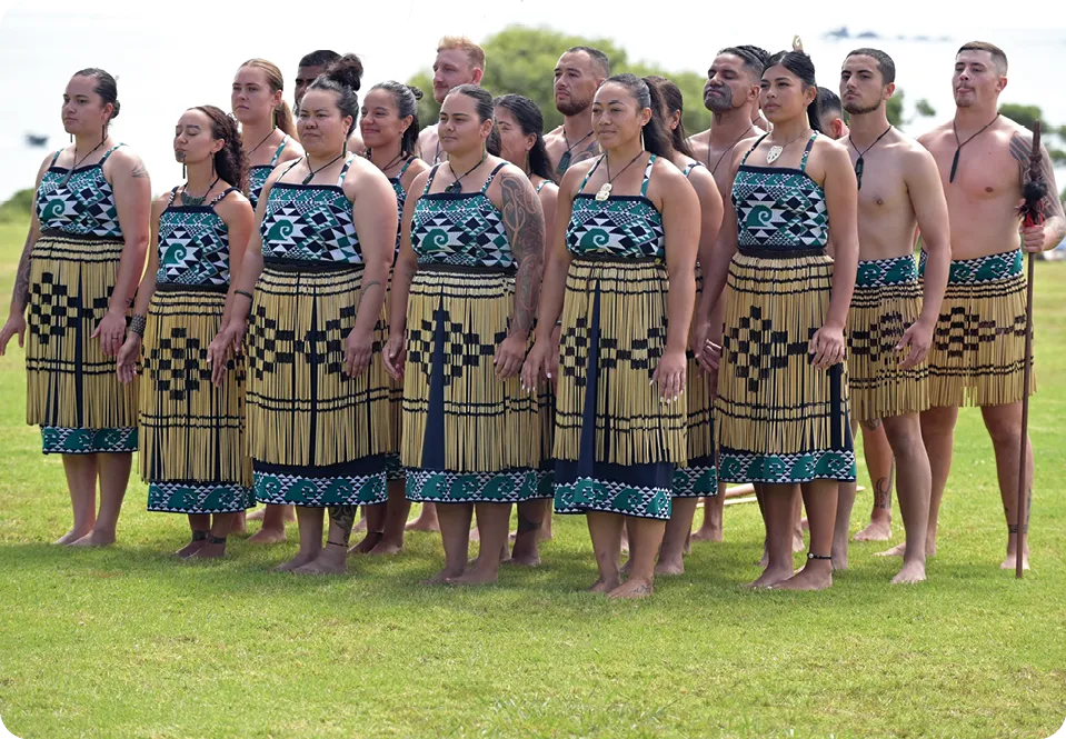 Femmes maoris en tenue traditionnelle.