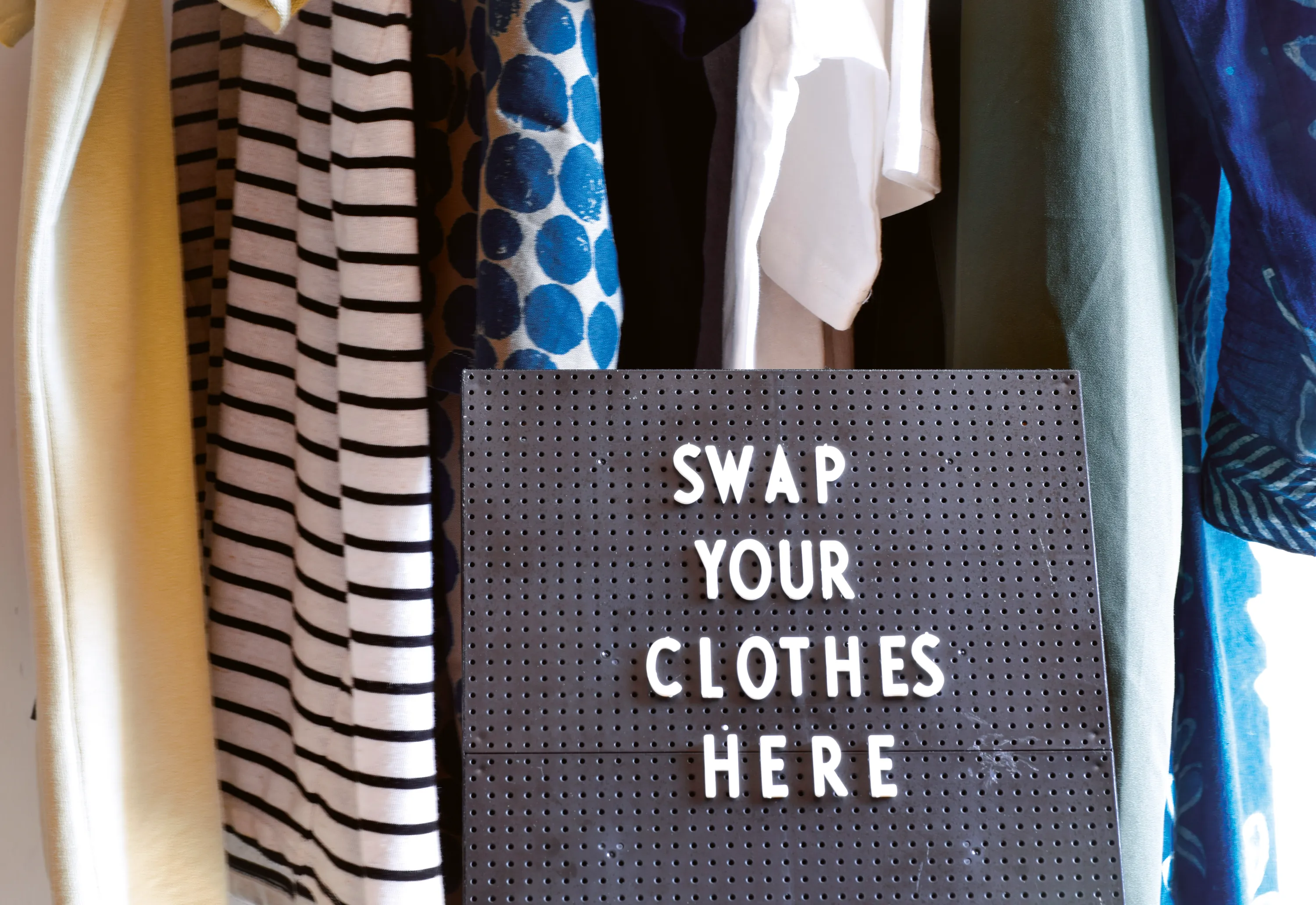 Pancarte incitant à l'échange des vêtements.