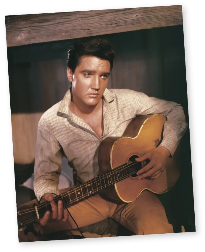Portrait d'Elvis Presley avec une guitare.