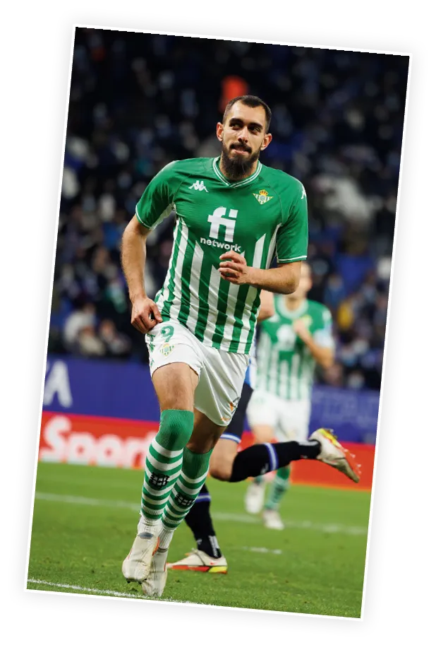 Borja Iglesias jugando con el Real Betis Balompié