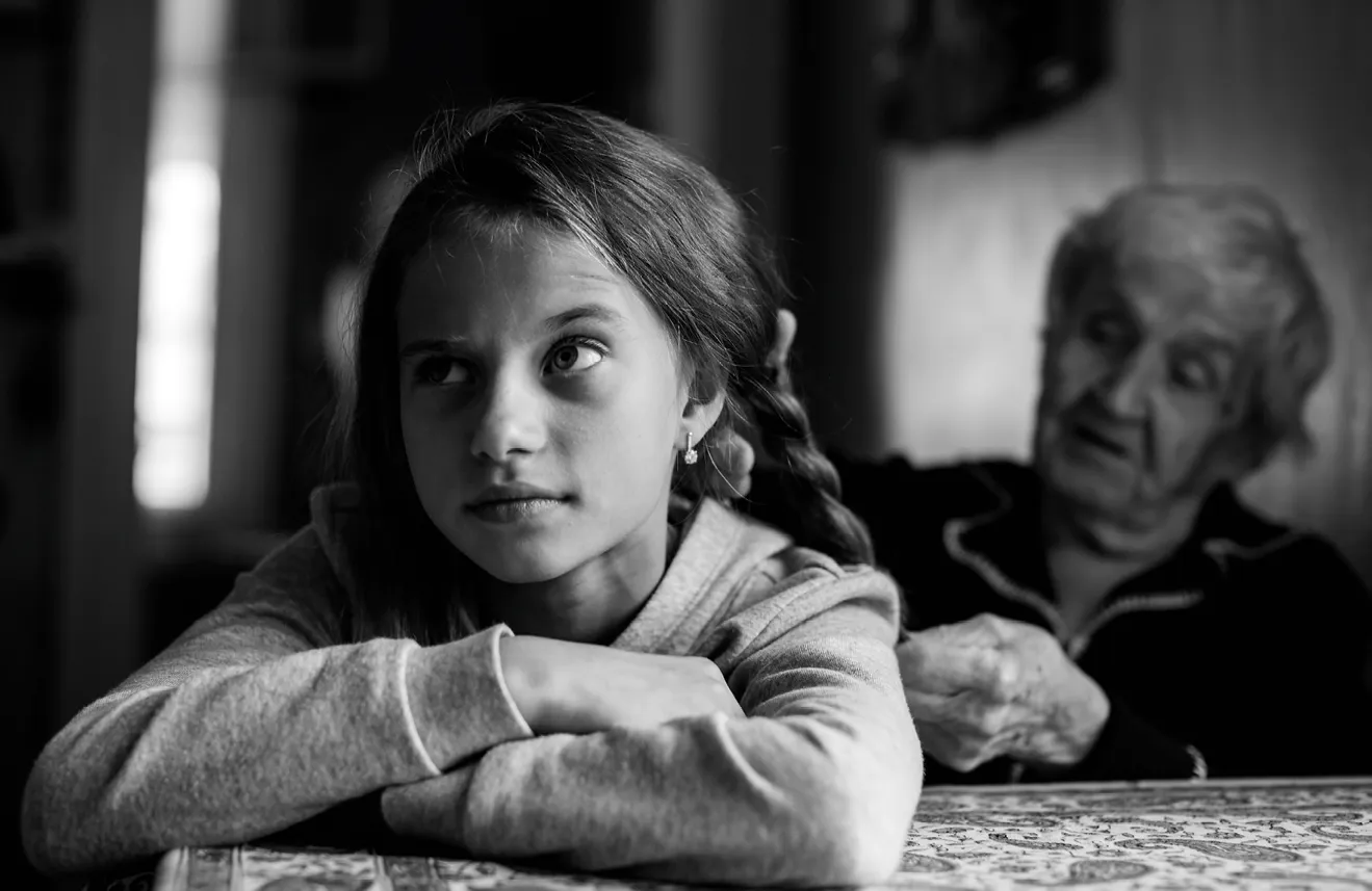 Une jeune fille et une femme âgée