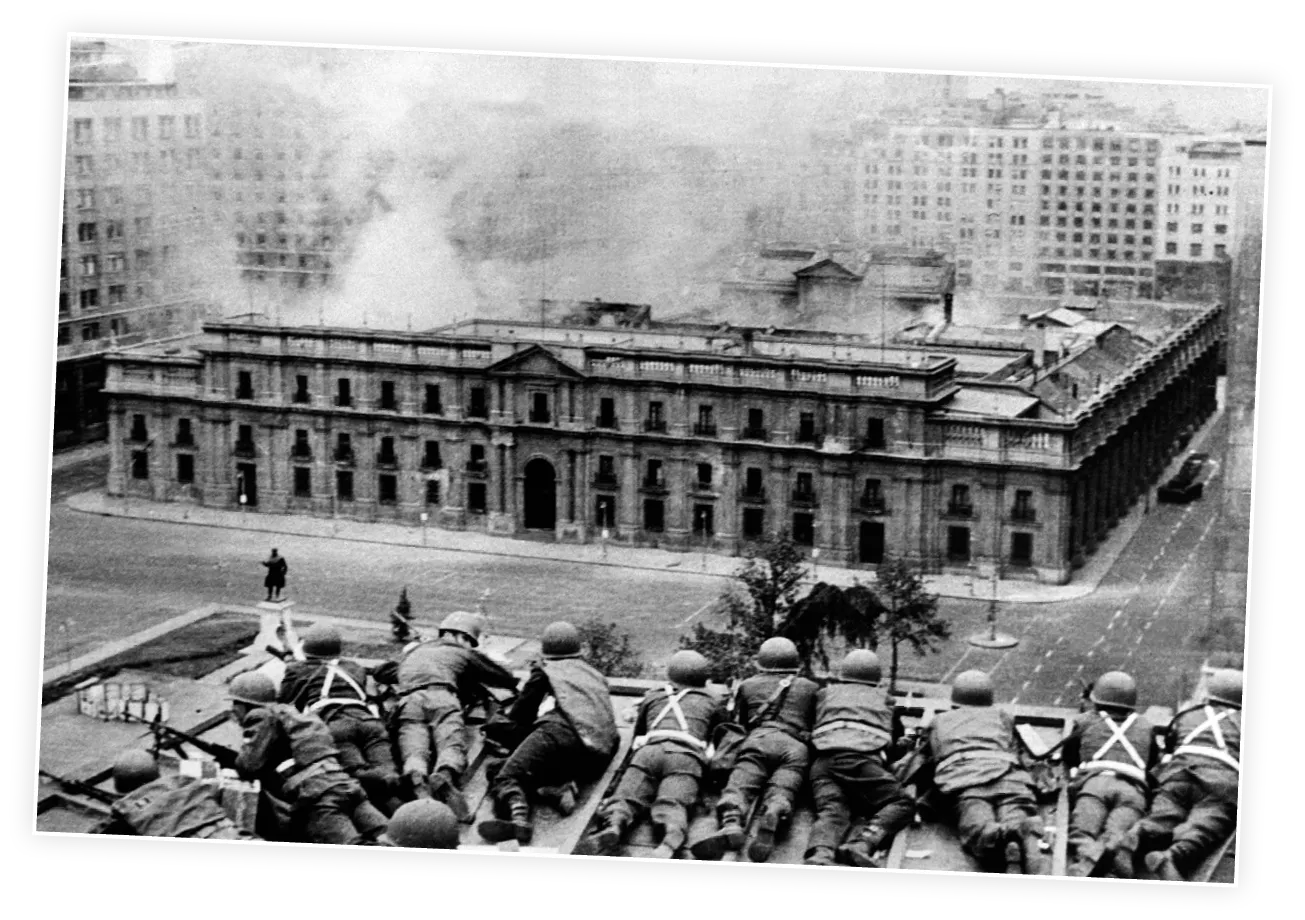 El palacio de la Moneda en llamas, Santiago de Chile, septiembre de 1973.