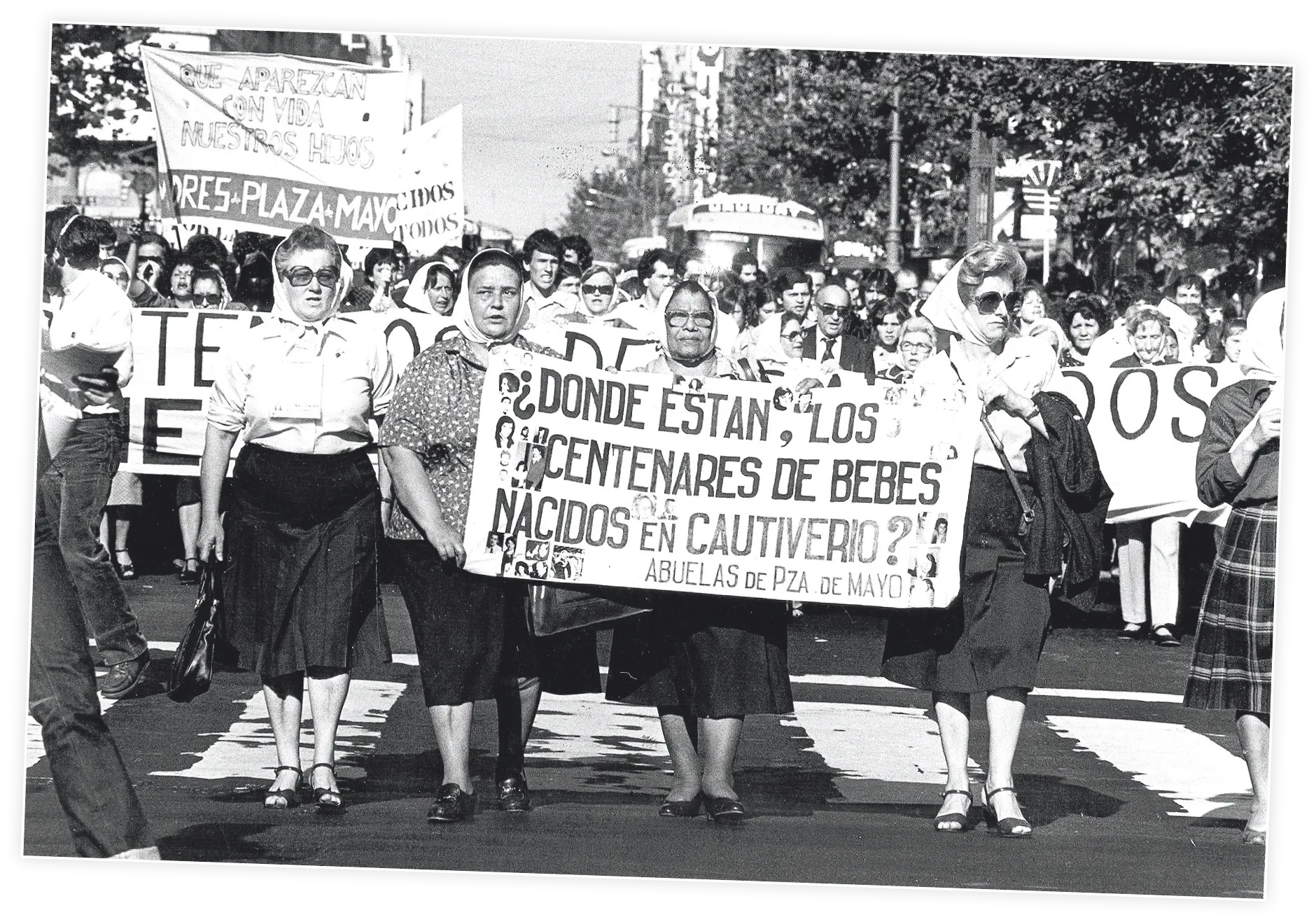 Protesta de las abuelas de la Plaza de Mayo, octubre de 1977.