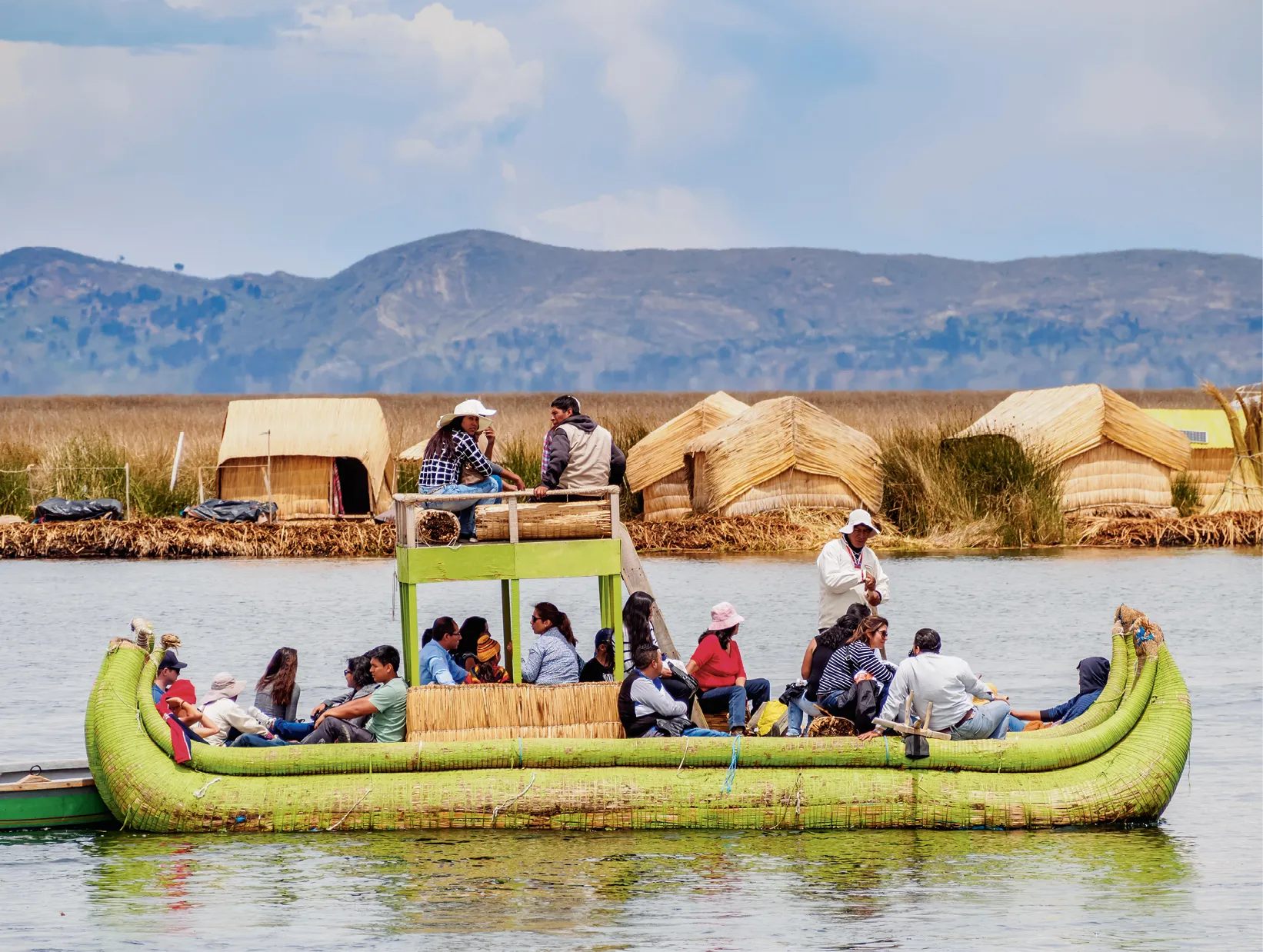 Turistas visitando los Uros
en el lago Titicaca, Perú