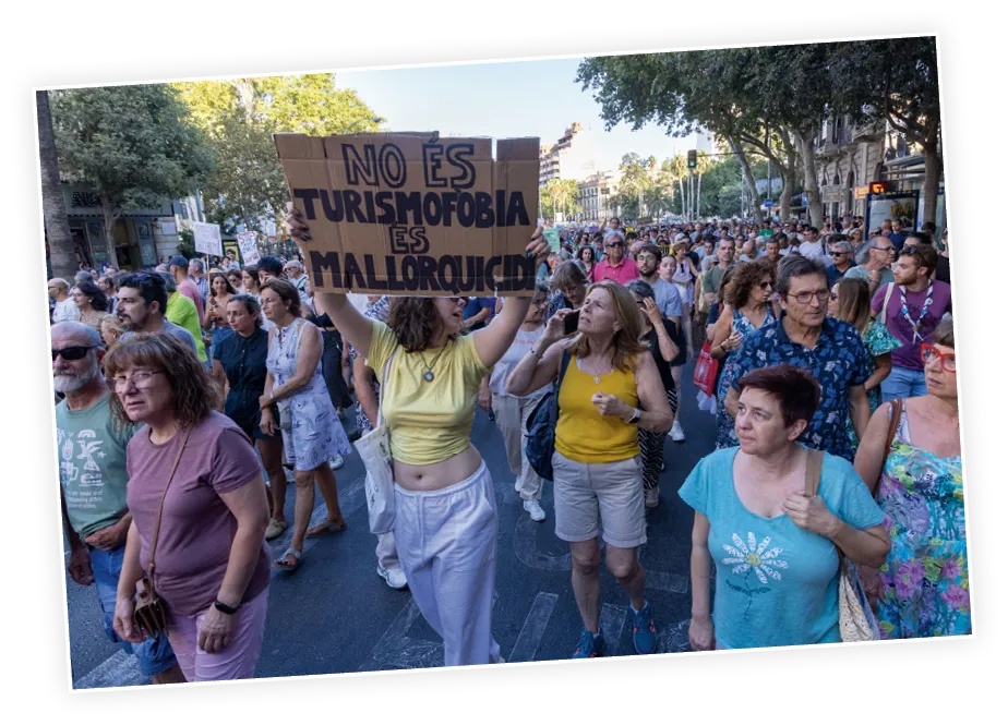 Miles de manifestantes protestaron contra el turismo masivo en Palma de Mallorca, 2024.