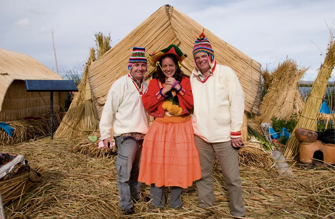 Turistas vestidos con ropa tradicional
en las islas flotantes del Lago Titicaca, Perú.