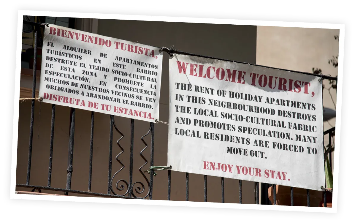 Pancartas dirigidas a los turistas
en un balcón en Barcelona, 05/08/2017.