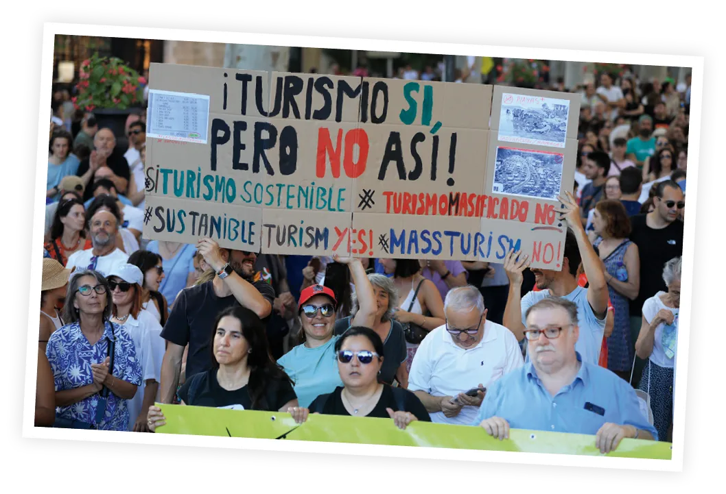 Miles de manifestantes protestaron contra
el turismo masivo en Palma de Mallorca